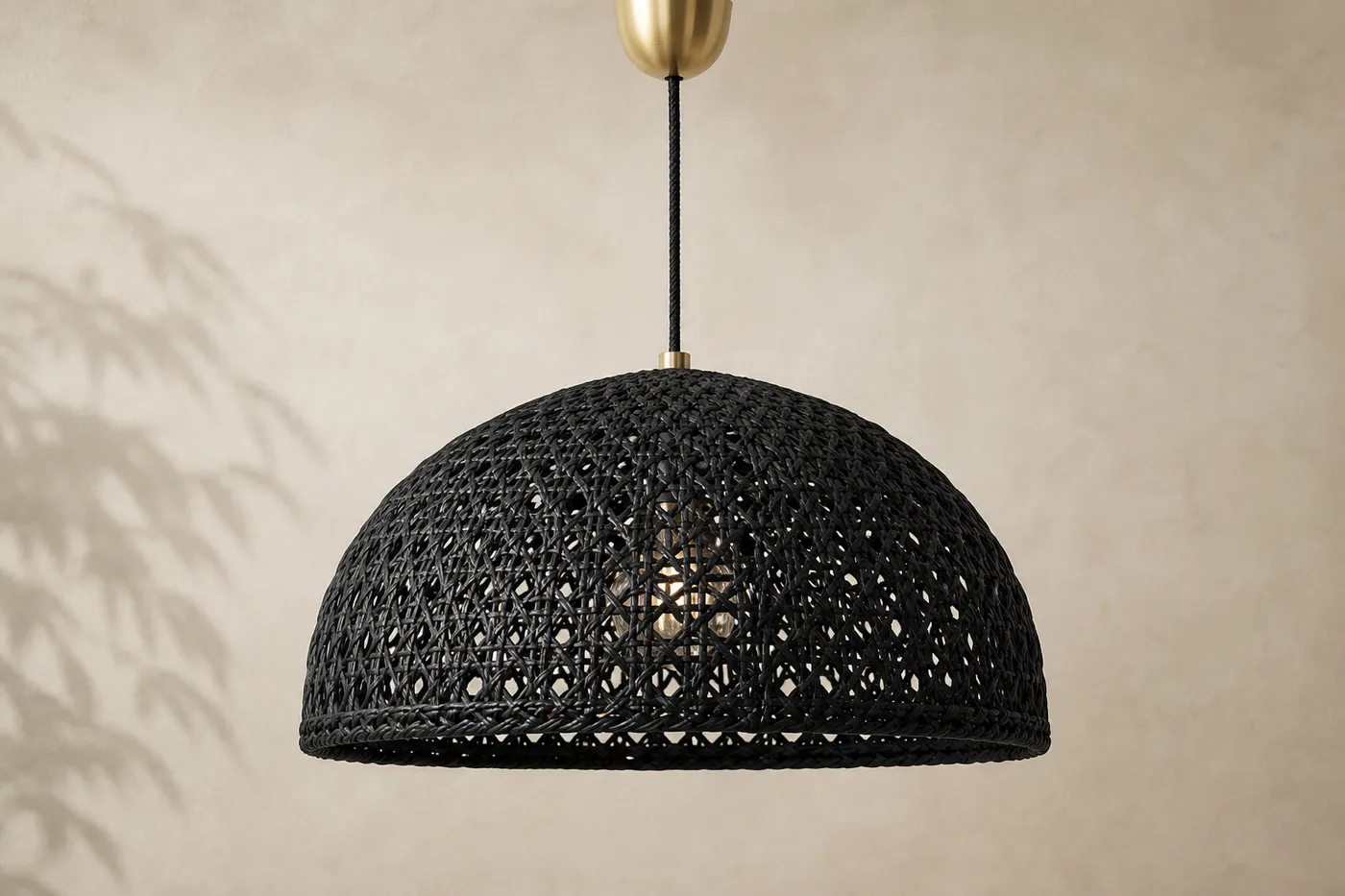 Suspension Rotin Tressé Noir — Essentiel